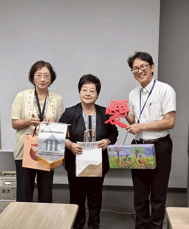 團長台灣社會福利總盟陳節如理事長致贈紀念品 - UTMOST 十全氧氣機|氧氣機推薦 團長台灣社會福利總盟陳節如理事長致贈紀念品